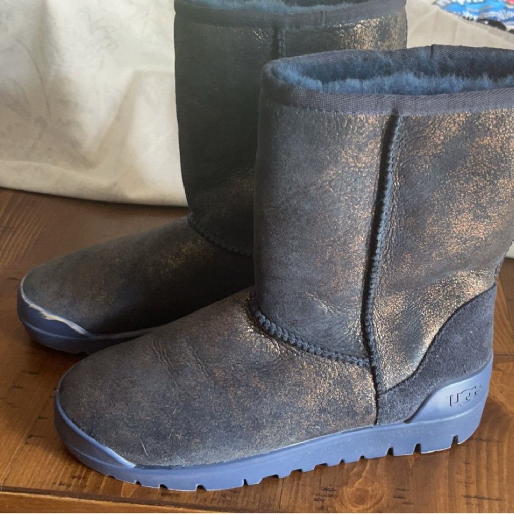 Blue Sparkly Women’s UGG Boots 💙 Waterproof soles!